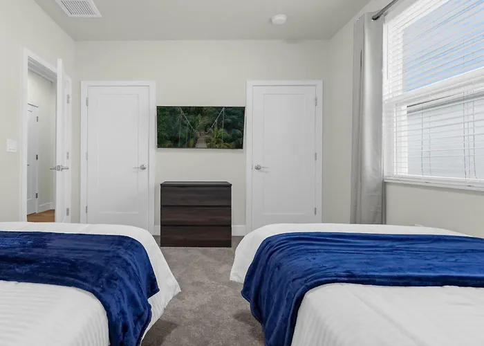 Upstay - Modern Family Townhome With Pool