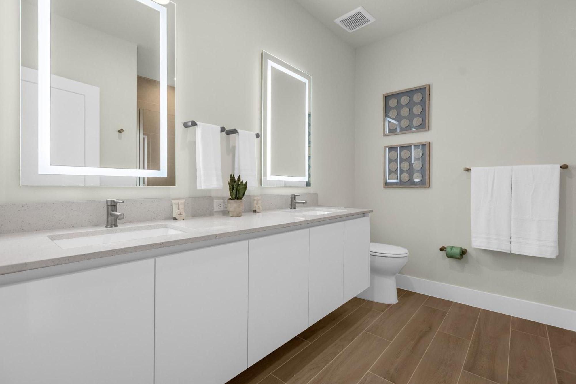 Upstay - Modern Family Townhome With Pool Сasa de vacaciones