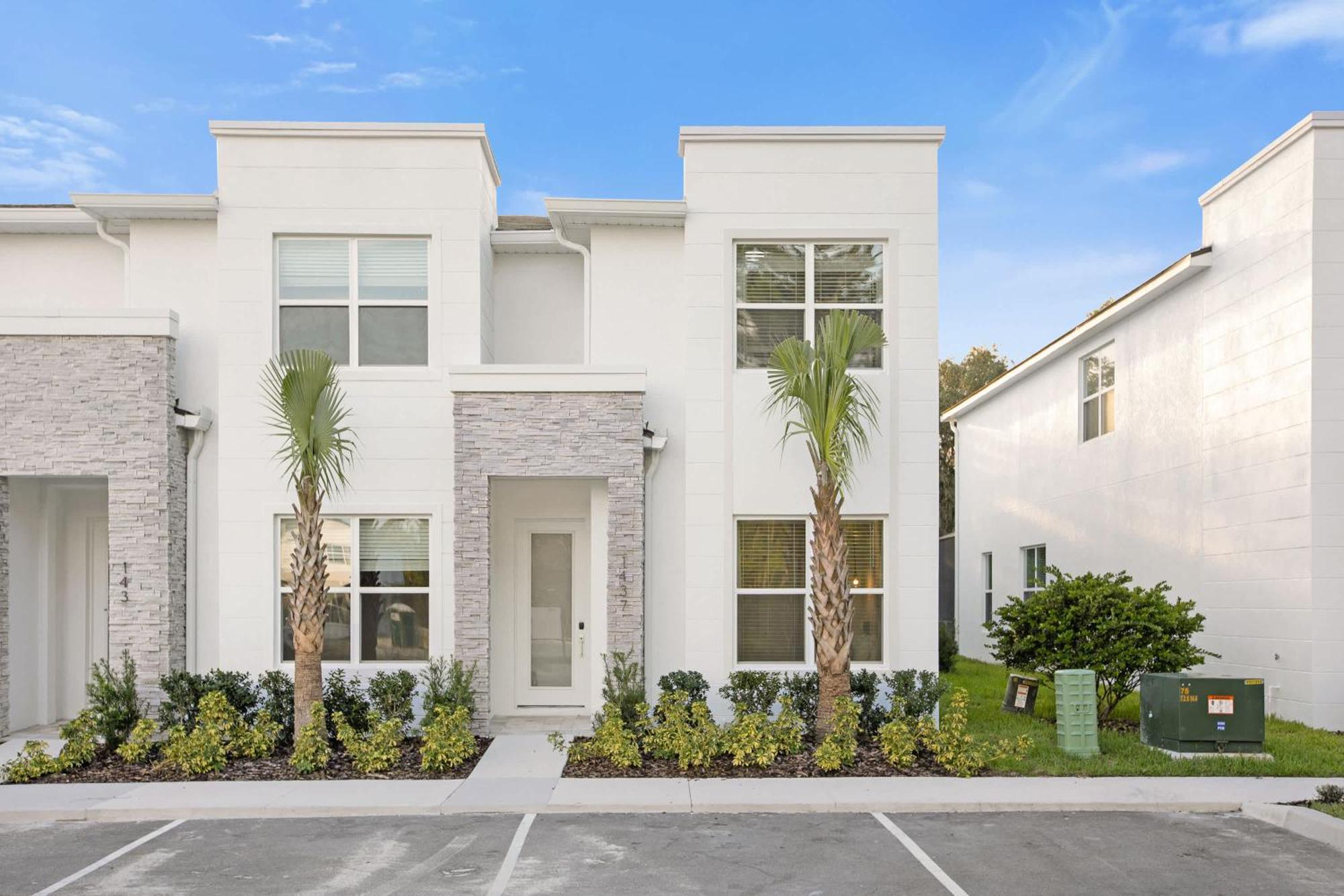 Upstay - Modern Family Townhome With Pool Holiday home *